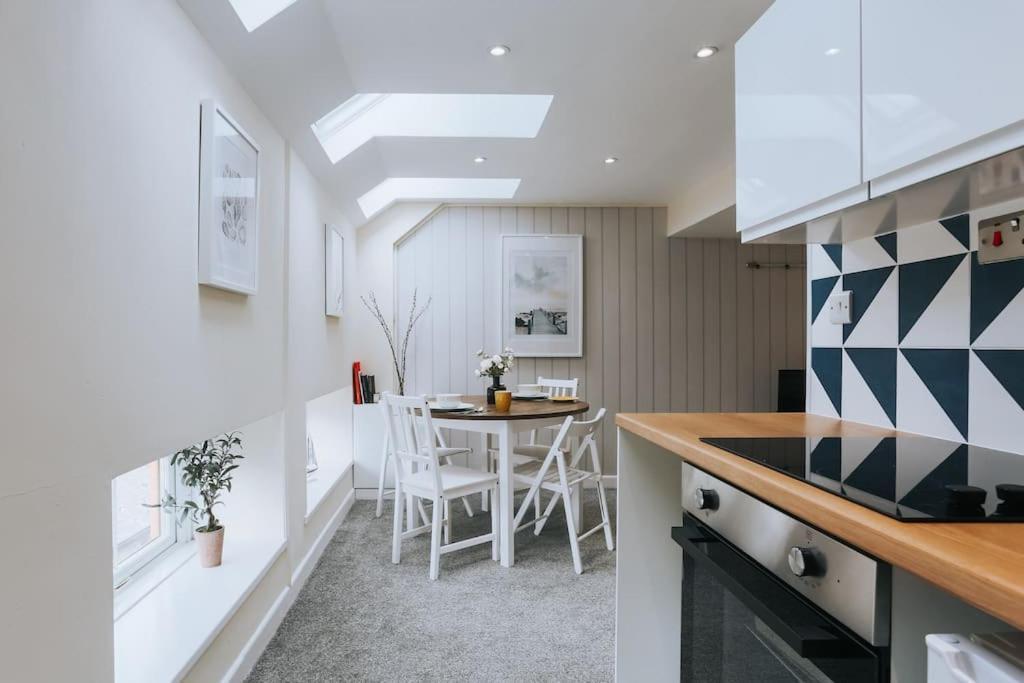 The Lighthouse, Boutique Apartment In The Town Centre - Starlink Wi-Fi 태비스톡 외부 사진
