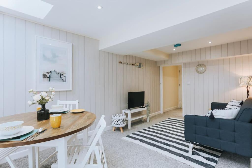 The Lighthouse, Boutique Apartment In The Town Centre - Starlink Wi-Fi 태비스톡 외부 사진