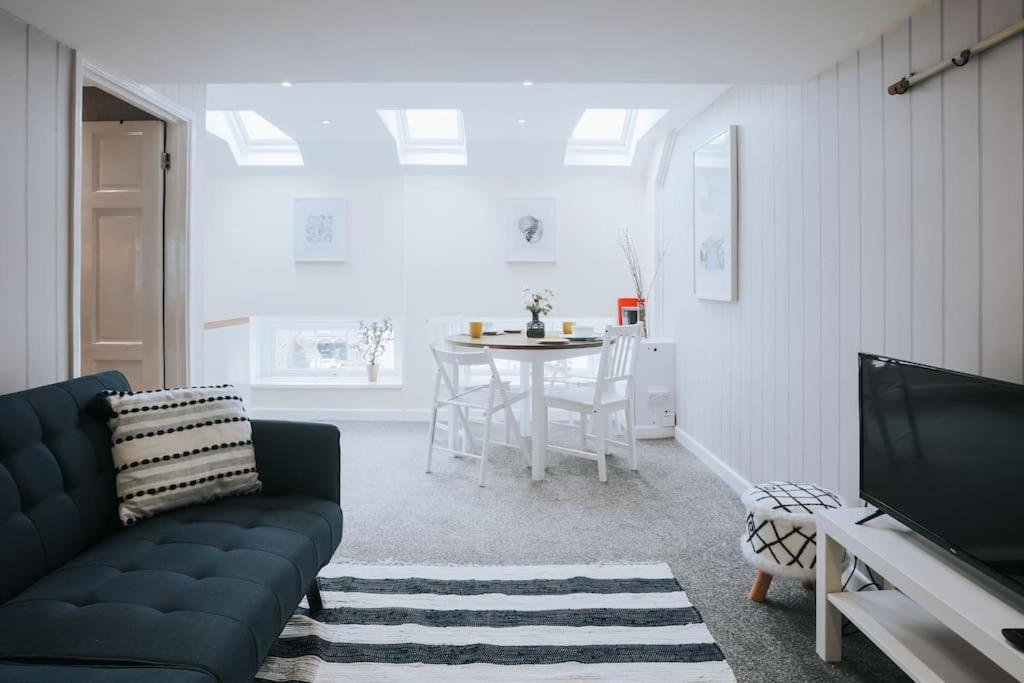 The Lighthouse, Boutique Apartment In The Town Centre - Starlink Wi-Fi 태비스톡 외부 사진